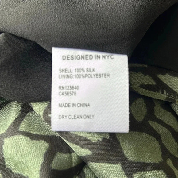 Intermix Kiera silk blouse sage green giraffe print keyhole excellent Size XS - Picture 9 of 11